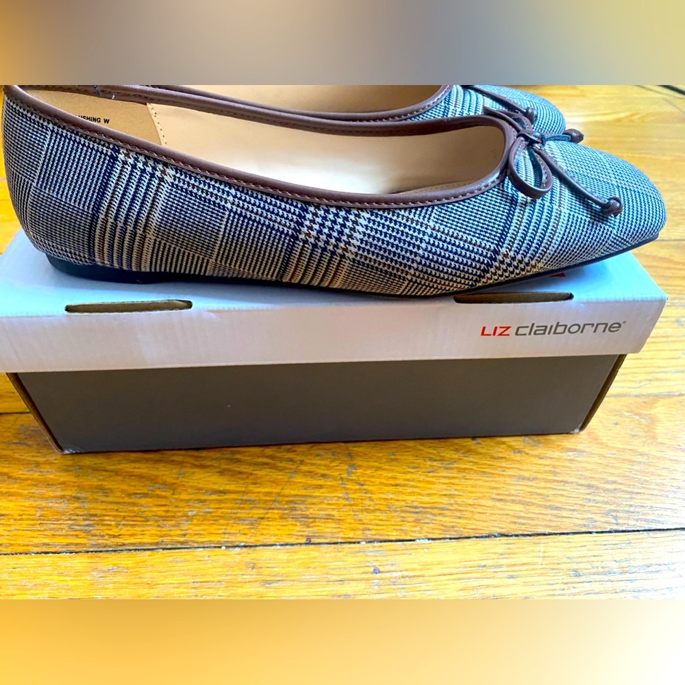 Beautiful Memory Foam flat shoes. Brand: Liz Claiborne. Size: 8 Wide - Picture 2 of 7